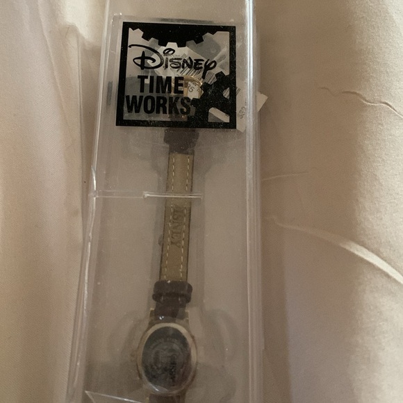 VINTAGE MINNIE MOUSE WATCH - Picture 7 of 7